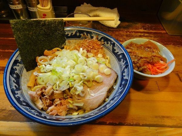 「油そば790円ミニ牛すじ丼260円」@兎に角 松戸店の写真