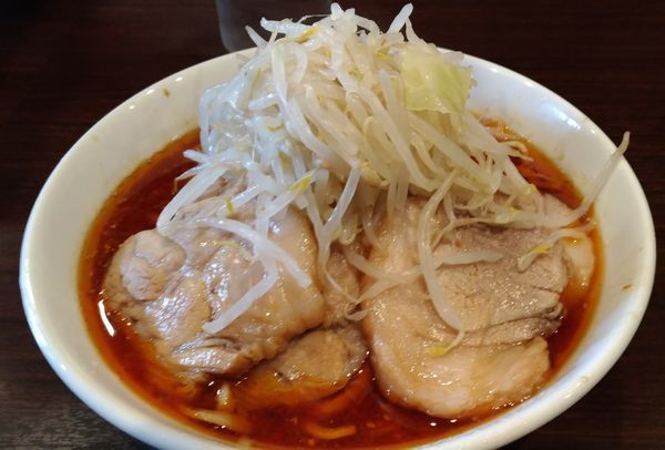 「辛いラーメン+豚増し」@ピコピコポンの写真