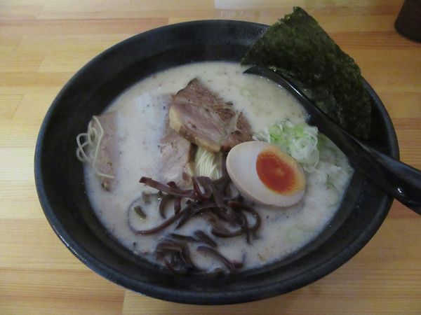 「壱骨麺（７５０円）＋替え玉１００円＋唐揚げ５８０円」@壱骨麺の写真