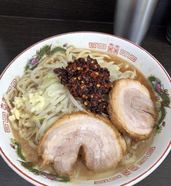 「小ラーメン750円（麺半分、野菜少な目､ﾆﾝﾆｸ少し）+辣油」@ラーメン二郎 川越店の写真