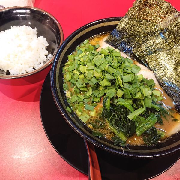 「限定 バラチャーシューメン並850円、ニラ50円、ライス小100」@家系ラーメン たつ家の写真