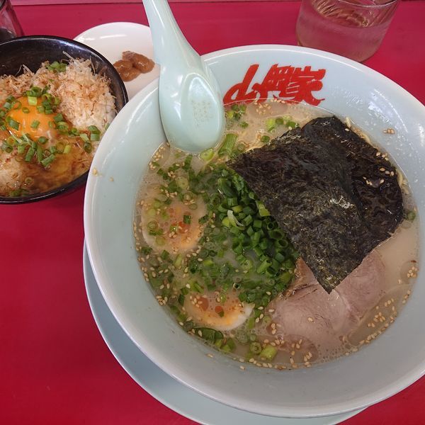 「朝ラーメン硬め450円、卵かけご飯230円」@ラーメン山岡家 小山田間店の写真