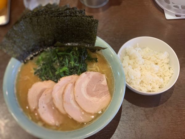 「ラーメン中盛、チャーシュー、のり、小ライス」@横浜家系らーめん いずみ家の写真