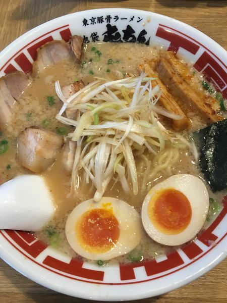 「東京豚骨ラーメン得入りトッピング(並)1,030円」@屯ちん 新宿店の写真