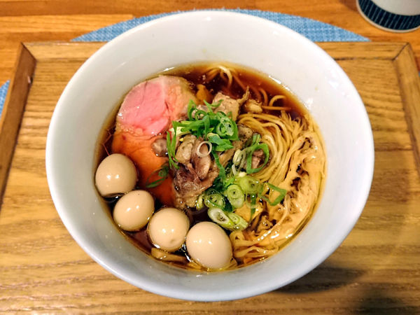 「5周年限定 黄金の軍鶏そば+うずら」@中華蕎麦 はざまの写真