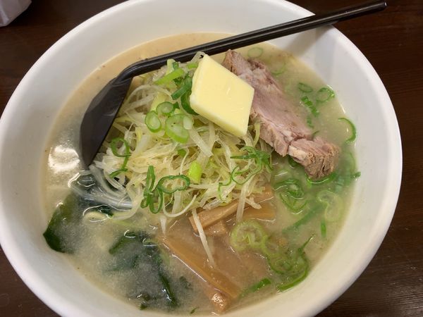 「ネギ塩バターラーメン800円、半餃子3個200円」@らーめん さつまっ子の写真