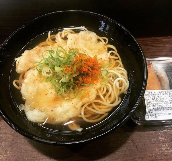 「天ぷらそば」@まねき えきそば フェスタ店の写真