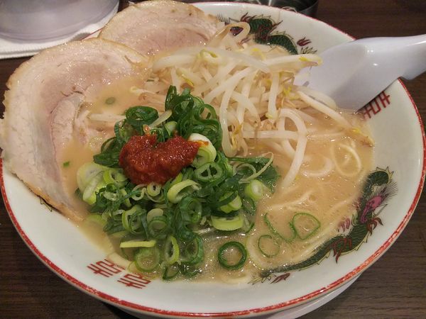 「豚骨ラーメン　※麺：カタ＆葱：多め」@豪堅ラーメンの写真