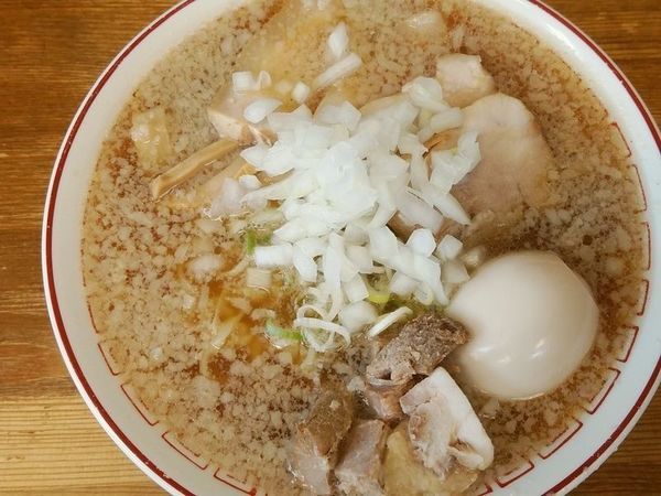 「しょうゆ味玉ラーメン＋切り落しチャーシュー（玉ねぎ、背脂）」@喜多方食堂 浅草本店の写真