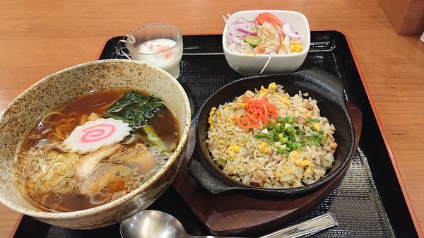 「半チャーハン&ハーフらーめん990円(込)」@お食事処 さくらの写真