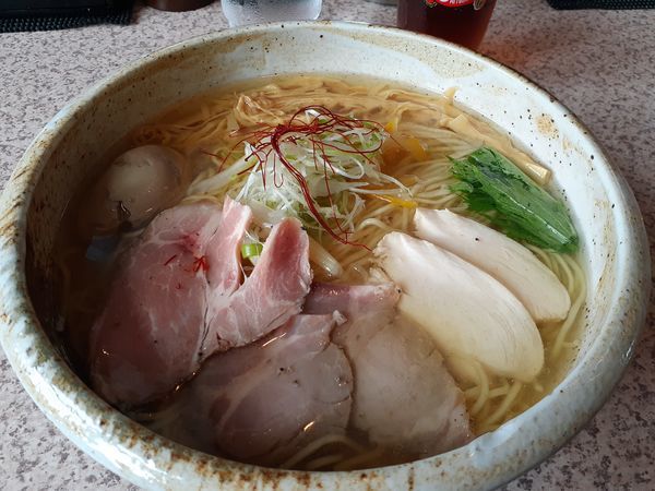 「淡麗塩ラーメン　全部のせ」@麺処 かつ善の写真