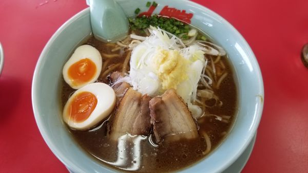 「期間限定　豚バラ生姜醤油らーめん　味玉トッピング」@山岡家 松本店の写真