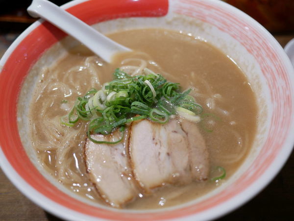 「鶏豚骨らーめん 麺硬め」@らーめん つけそば 古今亭の写真