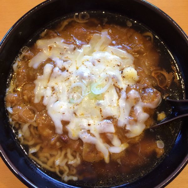 「チーズカレーラーメン850円」@来集軒の写真