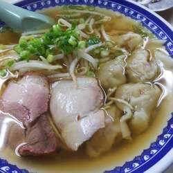 ワンタン麺 750円