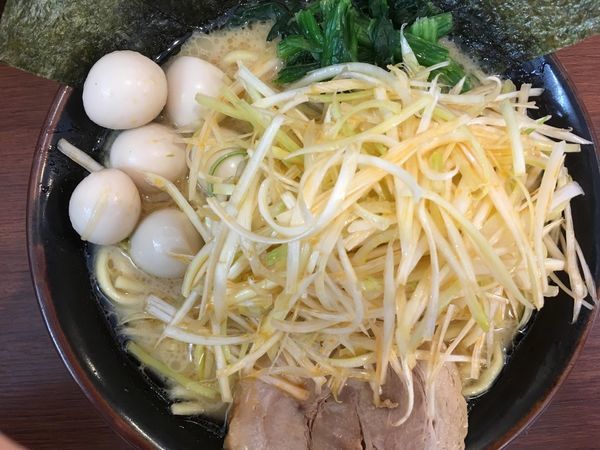 「豚骨醤油ネギラーメン 830円（うずら+100円）」@横浜家系ラーメン宮本商店の写真