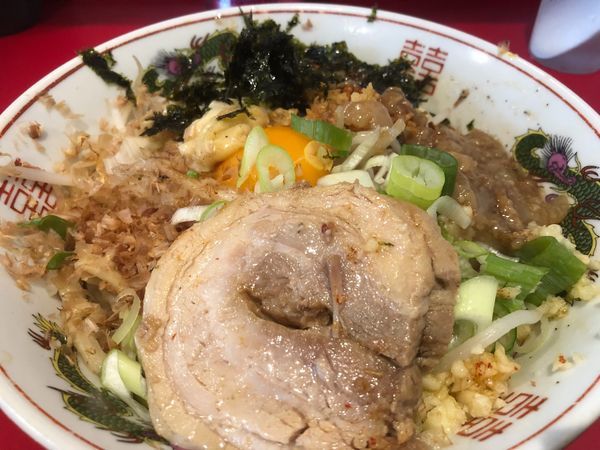 「ラーメン＋汁なし（麺少なめ全部マシ）」@ラーメン英二の写真