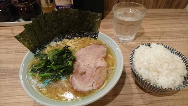 「ラーメン並に海苔とライス」@ラーメン 清水家の写真