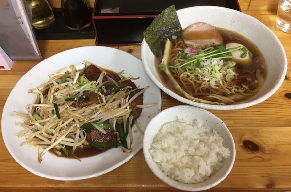 「醤油ラーメン＋味玉＋世界最強のレバニラ炒め＋半ライス」@中華蕎麦 みやまの写真