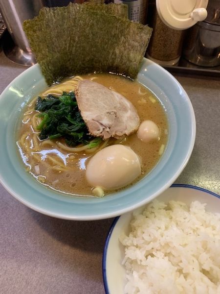 「濃厚とんこつ醤油ラーメン 680円　型崩れ味玉50円」@新とんこつ大学 綾瀬キャンパスの写真