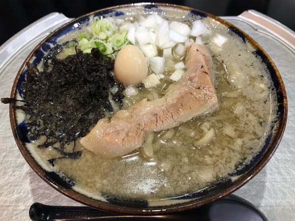 「【春夏限定】濃厚背脂煮干  850円」@らー神 心温の写真