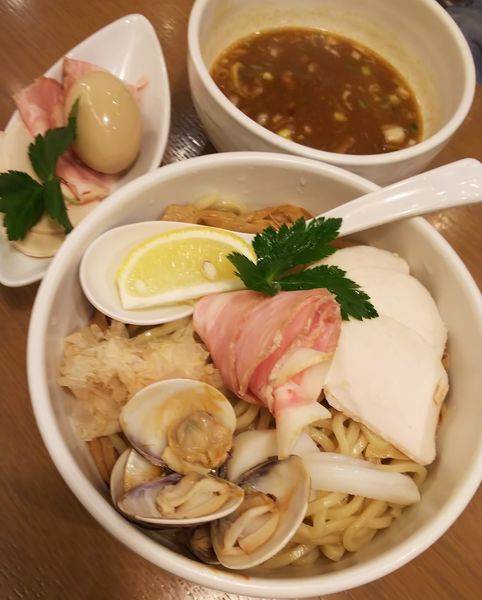 「蛤と鶏のつけSOBA（特盛）＋特製仕様」@むぎとオリーブ さいたま新都心店の写真