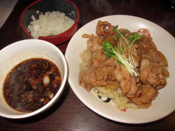 「肉盛りつけ麺並　800円＋無料の肉ちょい増し」@魁 肉盛りつけ麺 六代目けいすけの写真