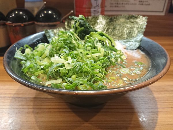 「ラーメン＋九条ねぎ」@横浜家系らーめん 輝道家の写真
