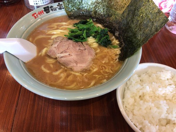 「ラーメン中(全部普通)＋ライス」@横浜らーめん 田村家 足利店の写真