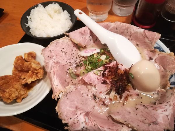 「豚骨野菜タンメン＋はみだしチャーシューめん＋唐揚げセット」@豚骨中華そば おかわりやの写真