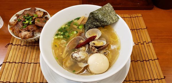 「鯛と浅利の潮らーめん　味玉　肉飯」@鯛塩らーめん 狛龍の写真