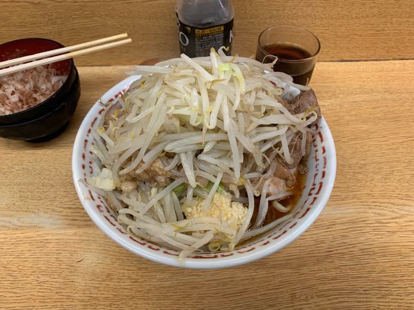 「小ブタ(900円)そこそこ辛い汁なし(100円)」@ラーメン二郎 環七新新代田店の写真