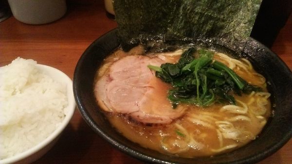「らーめん 630円＋小ライス 100円」@横浜家系らーめん りゅうの写真