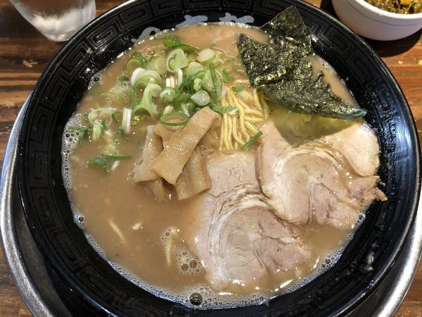 「とんこつラーメン+辛子高菜」@風来軒 加納本店の写真
