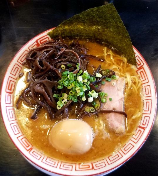 「魚介豚骨ラーメン+キクラゲトッピング」@博多長浜らーめん 六角堂の写真