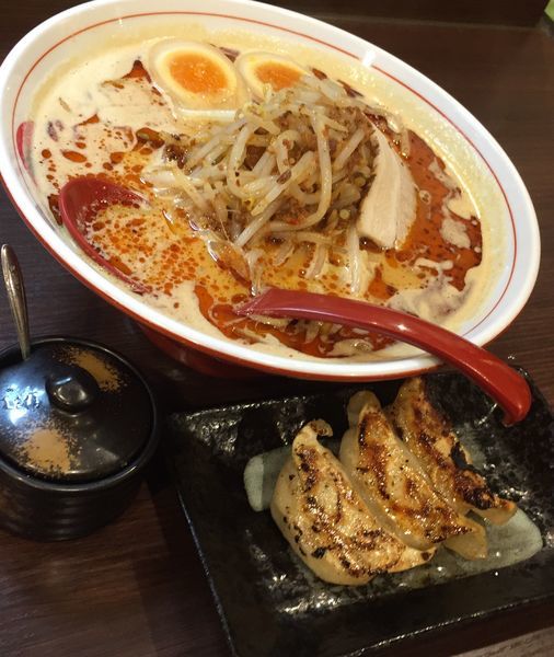 「ボウボウラーメン赤(3辛)＋煮玉子＋餃子3個」@ボウボウラーメン かそりの写真