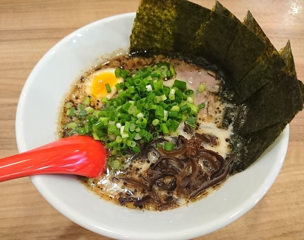 「熊本ラーメン+青ネギ、海苔(950円)」@黒鵬の写真