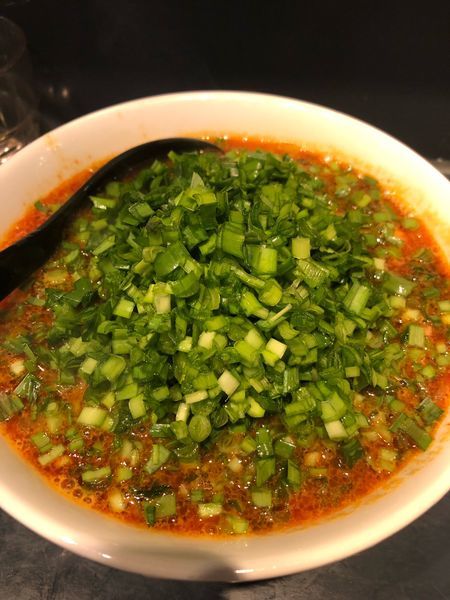 「勝浦坦々麺800円タマネギ1.5倍100円ニラ大盛50円半ライス」@じもんの写真