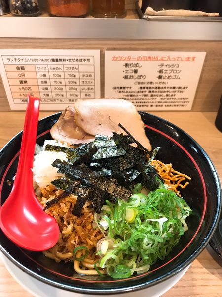 「オニオンガーリックまぜそば(生玉子付)」@塚本一盃の写真