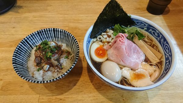 「煮干そば 黒醤油 690円 + いわし丼 430円」@寿製麺よしかわ 坂戸店の写真