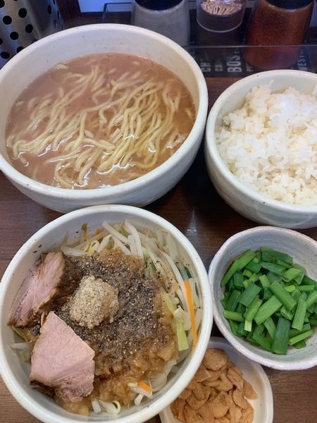 「らーめん 820円 ニラ50円ニンニク20円大ライス150円」@麺処 一笑の写真