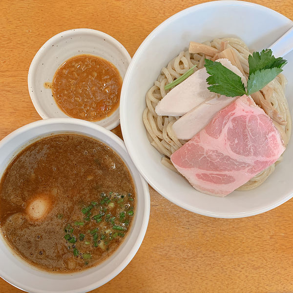 「ミートカレーつけ麺 大盛＋味玉＋にんにく（無料）」@麺奏ハモニカの写真