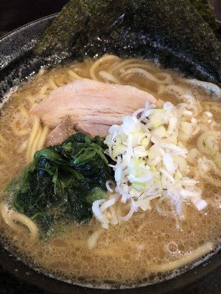 「とんこつ醤油ラーメン」@麺屋 亀城の写真