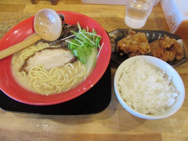 「鶏白湯らぁめん（６９０円）＋唐揚げセット３５０円」@濃厚ラーメン こっこ屋の写真