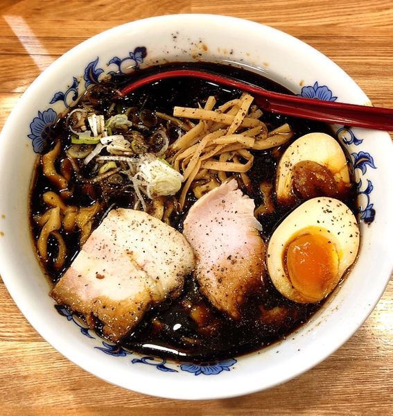 「ブラック  味玉(平打ち麺.並)」@くじら食堂 nonowa東小金井店の写真