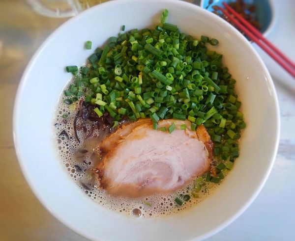 「白ムギコ ネギトッピング」@博多ラーメン ムギコの写真