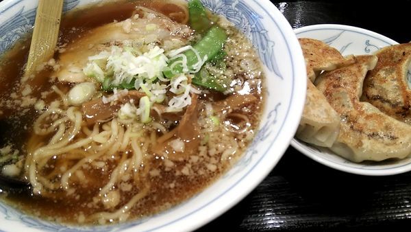 「ラーメン＋餃子」@厨華麺飯 北海 市ヶ谷店の写真