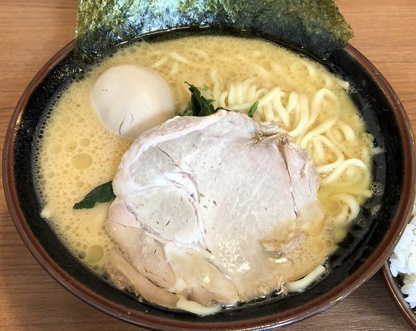 「味玉ラーメン＋サービスライス（￥830）」@横浜家系ラーメン まくり家 川崎店の写真
