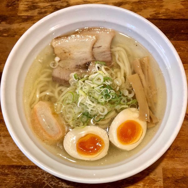 「支那そば 塩 (700円) 煮玉子 (100円)」@支那そば やっちゃんちの写真