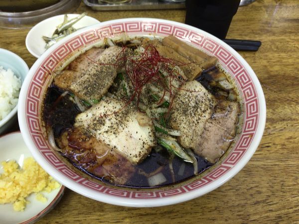 「【限定】丸めブラックラーメン 850円,ニンニク,小ライス」@中華蕎麦 丸め 東久留米店の写真